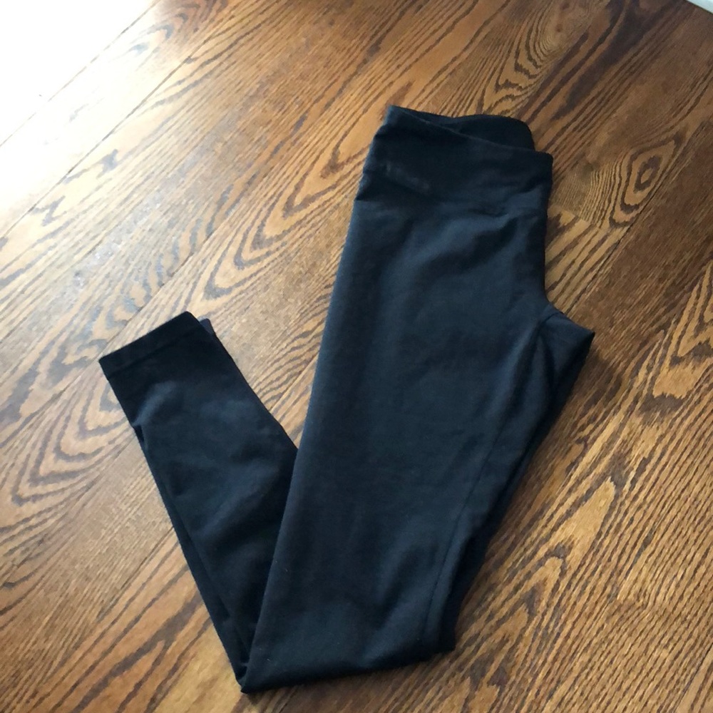 ZELLA live in leggings.